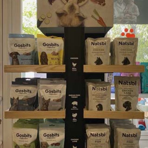 Estantería con productos para la mascota