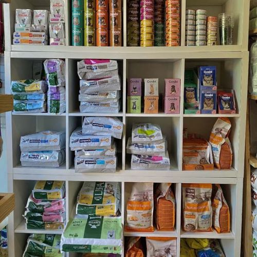 Vista general  de estanterías en la tienda con productos de alimentación animal