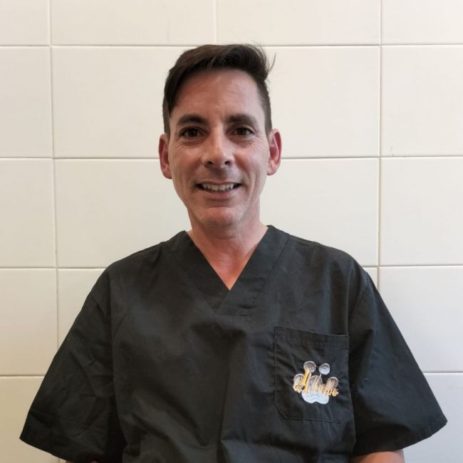 Alejandro Castañón   Peluquero y auxiliar