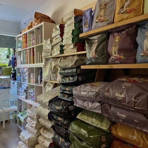 Vista general  de estanterías en la tienda con productos de alimentación animal