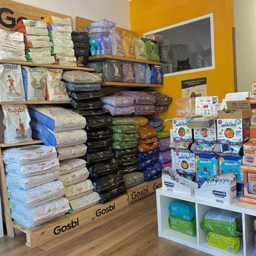 Vista general  de estanterías en la tienda con productos de alimentación animal